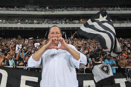 Botafogo de John Textor sofre transferban da Fifa