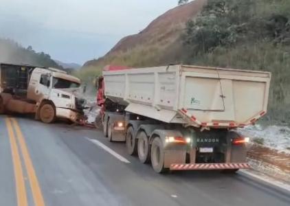 Parte da carga transportada por um dos veículos caiu na lateral da pista