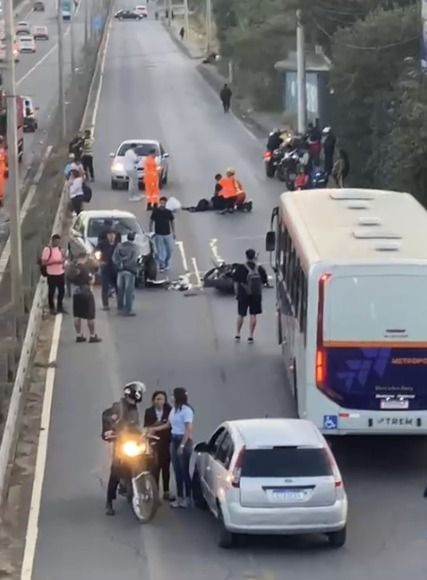 Acidente entre carro e moto trava o trânsito na MG-10, em Vespasiano