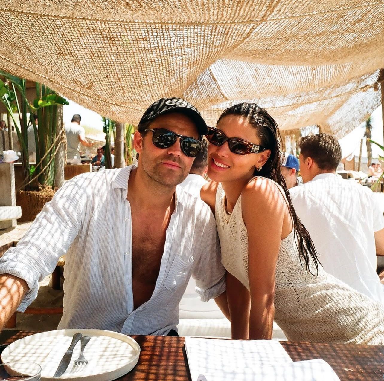 Astro de 'The Vampire Diaries' pede namorada brasileira em casamento