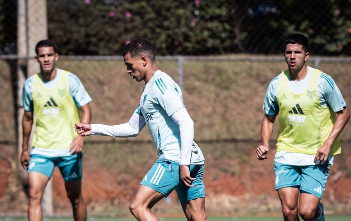 Rodriguinho (centro) durante treino do Cruzeiro