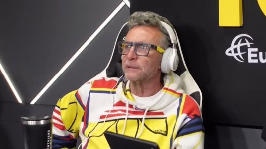 Neto durante transmissão da Rádio Craque Neto