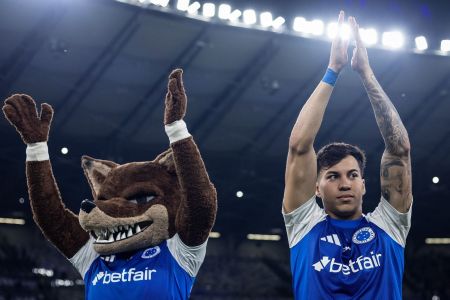 Kaio Jorge ao lado de mascote do Cruzeiro após vitória no Mineirão