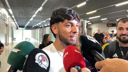 Biel, novo reforço do Atlético, na chegada ao aeroporto de Confins