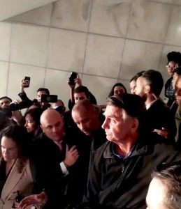 Ex-presidente Jair Bolsonaro deixando a Câmara dos Deputados