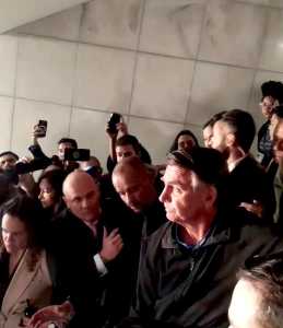 Ex-presidente Jair Bolsonaro deixando a Câmara dos Deputados