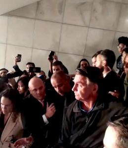 Ex-presidente Jair Bolsonaro deixando a Câmara dos Deputados
