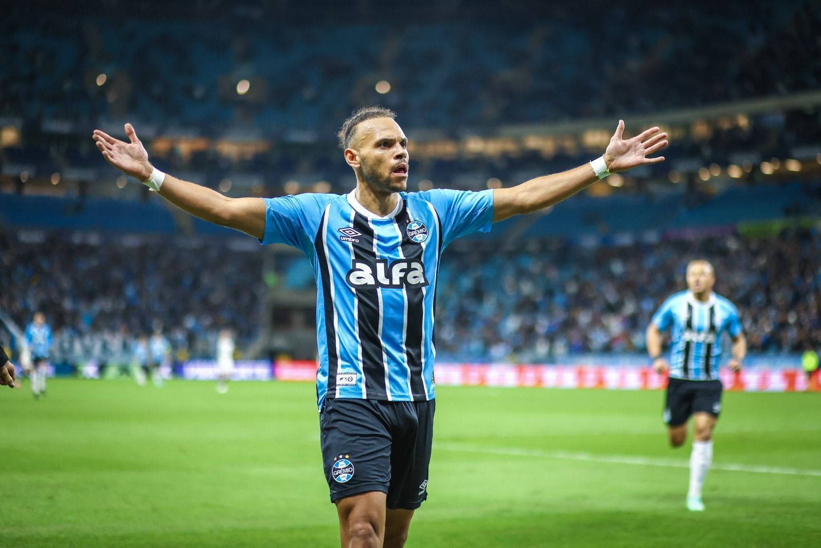Grêmio anuncia renovação com Braithwaite até o fim de 2027