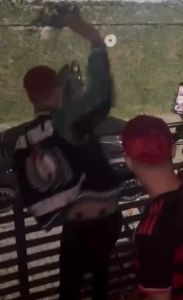 Grupo na casa do rapper Oruam recebeu polícia com xingamentos e pedras