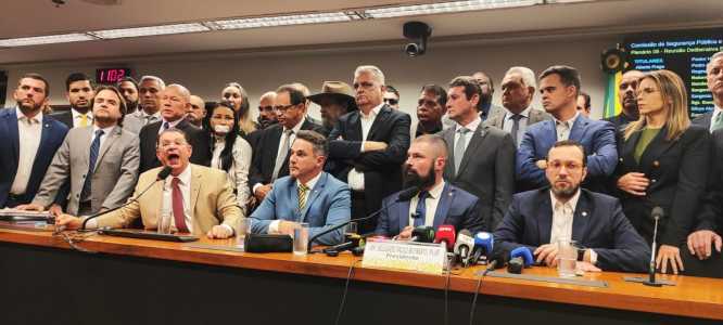 Parlamentares da oposição durante coletiva de imprensa na Câmara nesta terça