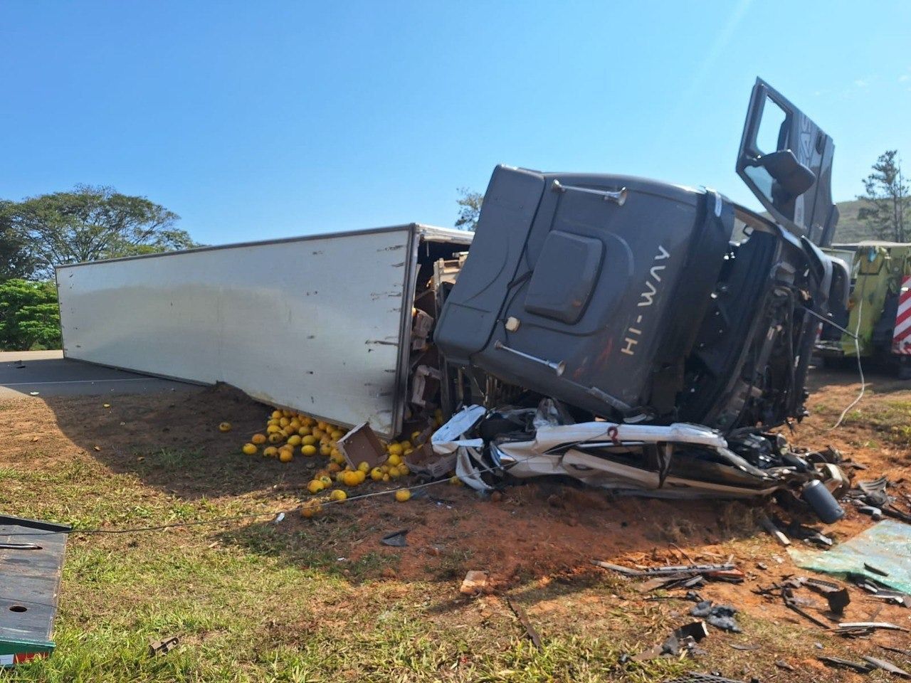 Veja imagens do acidente de carreta que tombou sobre carro e matou motorista na BR-116 em MG