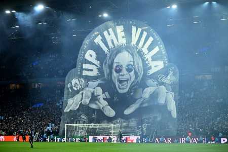 Ozzy Osbourne homenageado em partida do Aston Villa