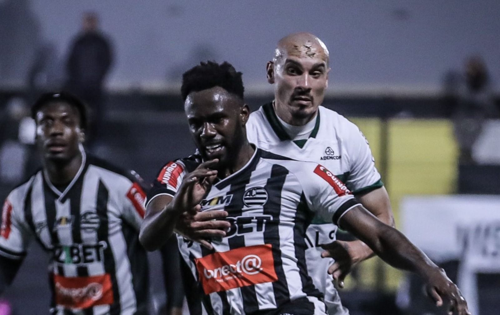Jogadores de Athletic e Coritiba entram em conflito após empate pela Série B