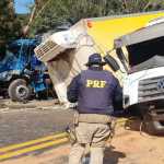 Acidente grave entre dois caminhões interdita BR-381 próximo a Governador Valadares