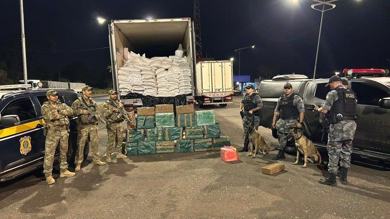 Homem não se contém, fica nervoso e 'entrega' meia tonelada de cocaína para a polícia