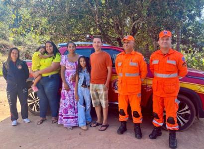 Bombeiros envolvidos no caso e as crianças