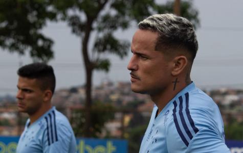Edu durante treino pelo Cruzeiro em 2022