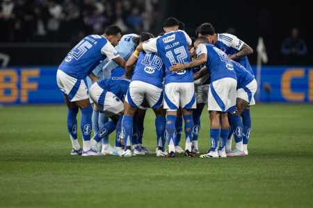 Jogadores do Cruzeiro reunidos antes de duelo com o Corinthians