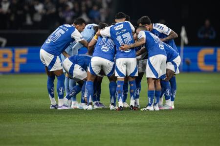 Jogadores do Cruzeiro reunidos antes de duelo com o Corinthians