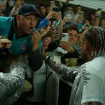 Neymar discute com torcedor após derrota do Santos para Inter pelo Brasileiro