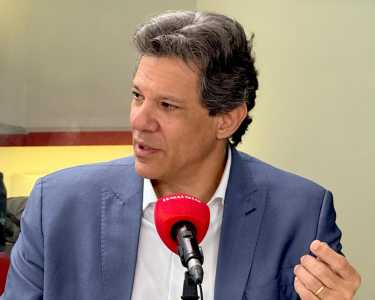 Ministro da Fazenda, Fernando Haddad, em entrevista à Rádio Itatiaia, no estúdio de Brasília