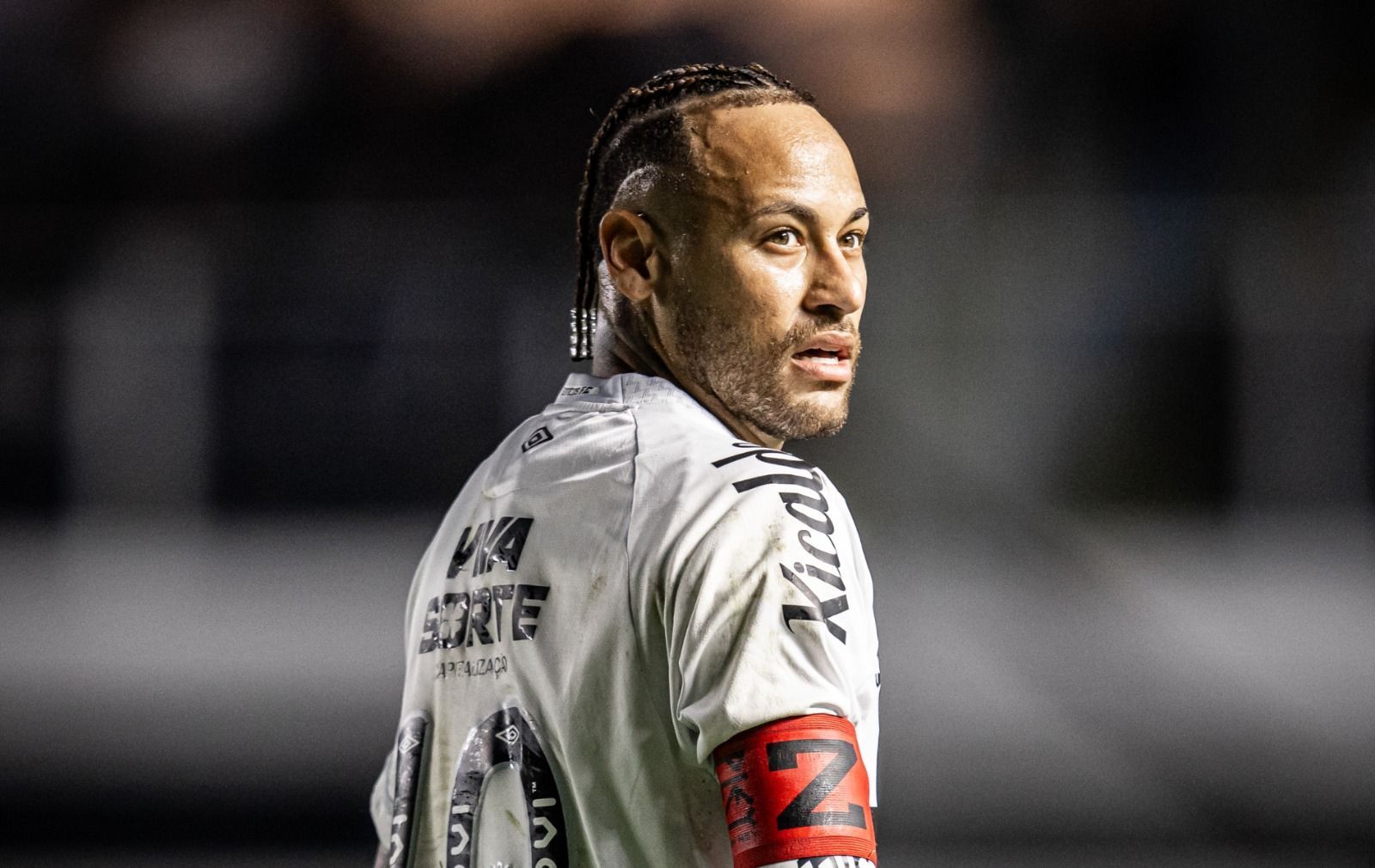 Neymar quebra o silêncio e manda recado após briga com torcedor do Santos