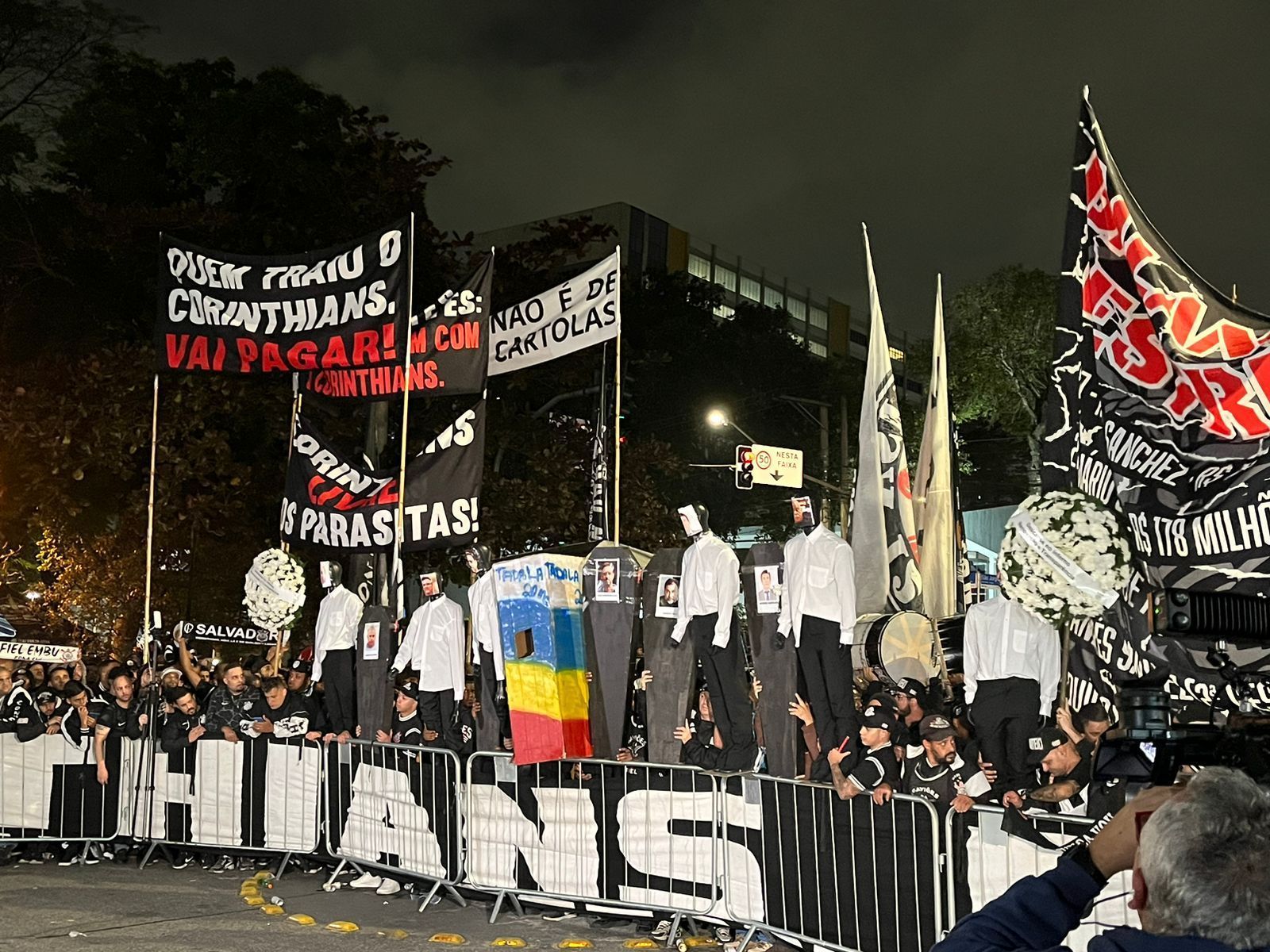 Torcedores do Corinthians protestam em frente ao Parque São Jorge; veja como foi