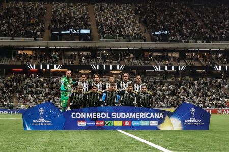 Jogadores do Atlético perfilados antes de duelo com o Atlético Bucaramanga-COL