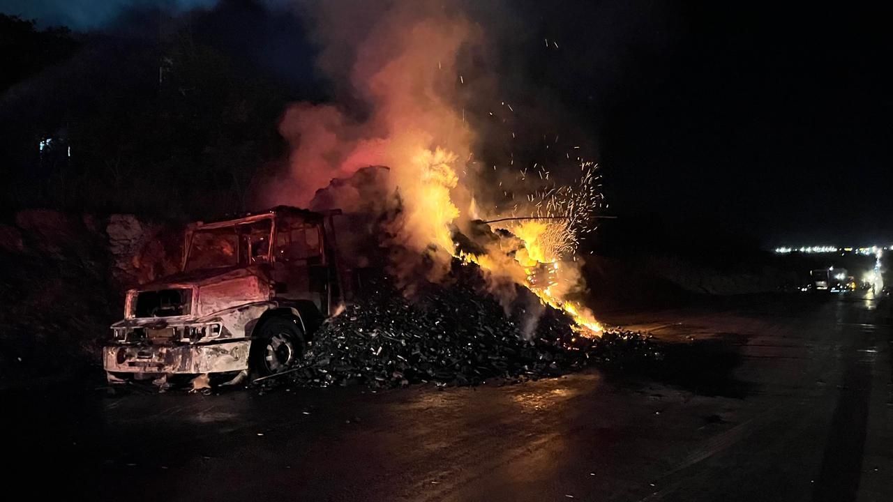 Caminhão carregado com carvão pega fogo na BR-251, em Montes Claros