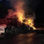 Caminhão carregado com carvão pega fogo na BR-251, em Montes Claros