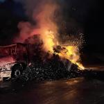 Caminhão carregado com carvão pega fogo na BR-251, em Montes Claros