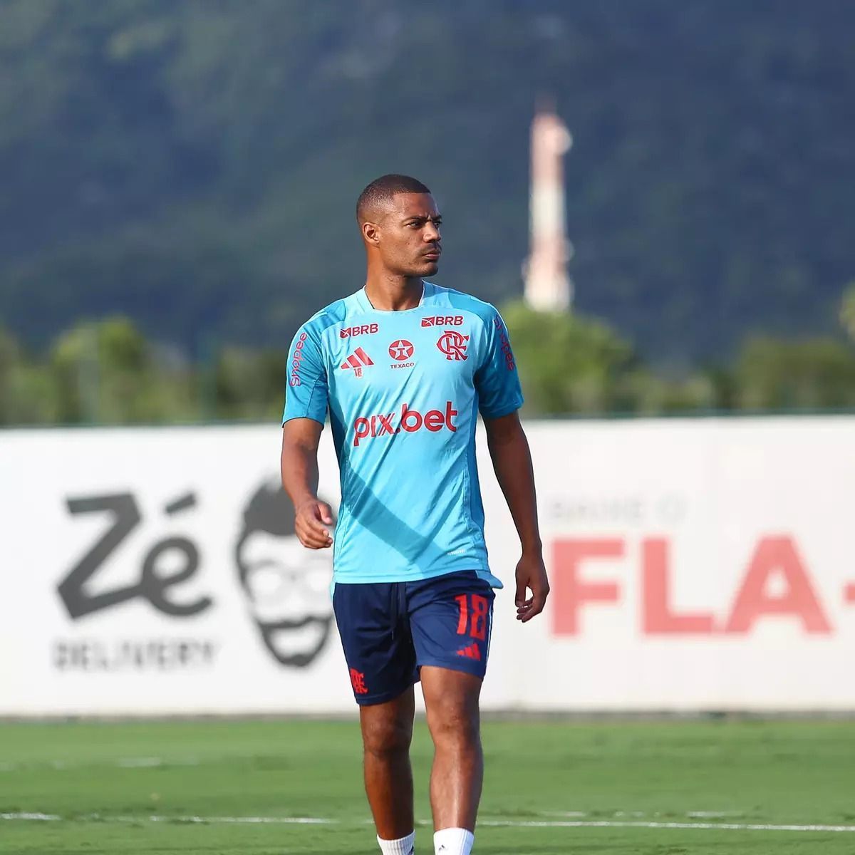 Após polêmica, meia do Flamengo viaja ao Uruguai e não enfrenta Atlético