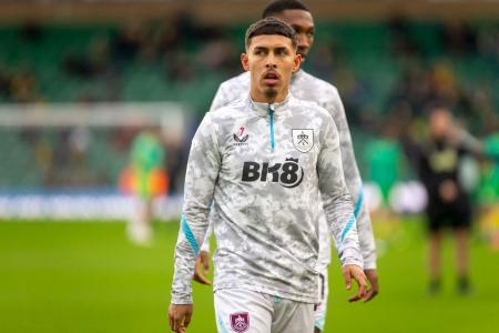 Jeremy Sarmiento defendeu o Burnley-ING por empréstimo em 2024/2025