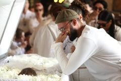 José Gil, irmão de Preta Gil, se emociona em velório