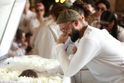 José Gil, irmão de Preta Gil, se emociona em velório