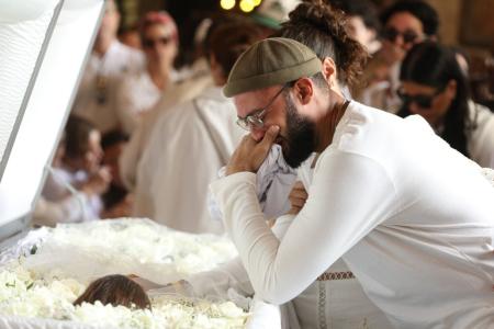 José Gil, irmão de Preta Gil, se emociona em velório
