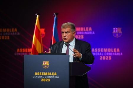 Presidente do Barcelona explica impasse na reinauguração do Camp Nou