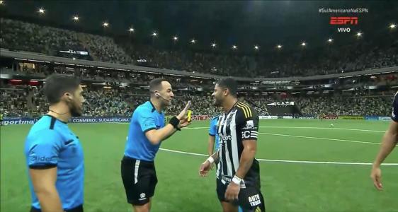 Hulk levando cartão amarelo no jogo entre Atlético e Bucaramanga-COL