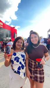 Mãe e filha aguardam o show do cantor Pablo no Mineirão