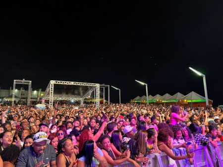 Plateia lotada acompanhando o show do cantor Pablo no Arraiá Itatiaia