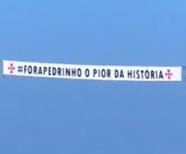 Faixa com críticas à Pedrinho, presidente do Vasco