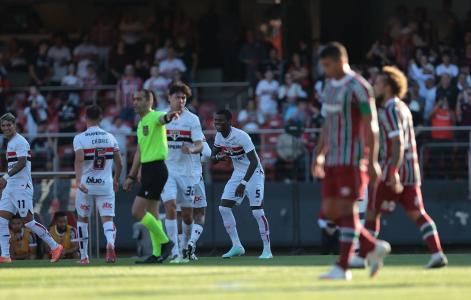 Arboleda anotou o primeiro gol do triunfo são-paulino
