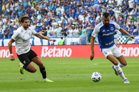 Pedro Raul (esq), do Ceará, e Fabrício Bruno (dir), do Cruzeiro