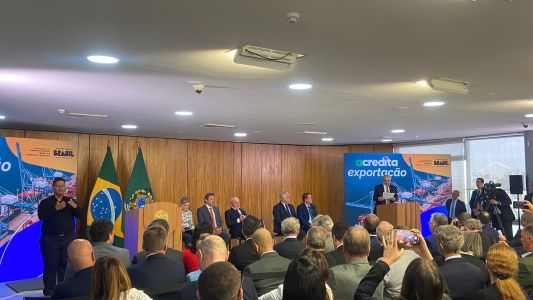 Presidente Lula assina o projeto de lei Acredita Exportação