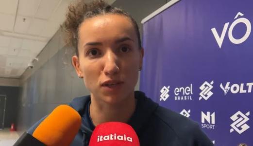Gabi, da Seleção Feminina de Vôlei, durante desembarque em São Paulo nesta segunda-feira (28)