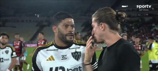 Hulk e Filipe Luís conversando após vitória do Flamengo sobre o Atlético no Maracanã, pelo Campeonato Brasileiro