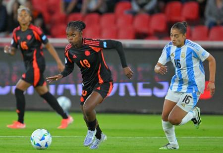 Linda Caicedo, da Colômbia, e Evelyn Dominguez, da Argentina, durante jogo da semifinal da Copa América Feminina
