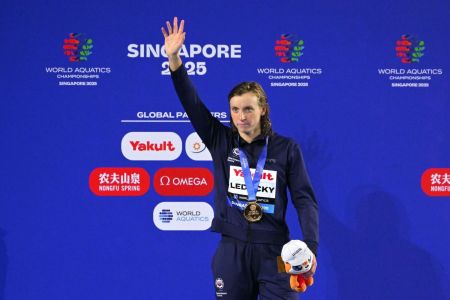 Katie Ledecky com a medalha de ouro da prova dos 1500m