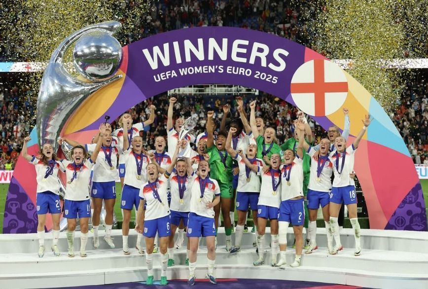 Campeã da Eurocopa com a Inglaterra revela que jogou torneio com a perna quebrada