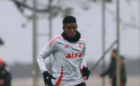 Vitão volta ao time titular do Inter após ficar de fora do último jogo
